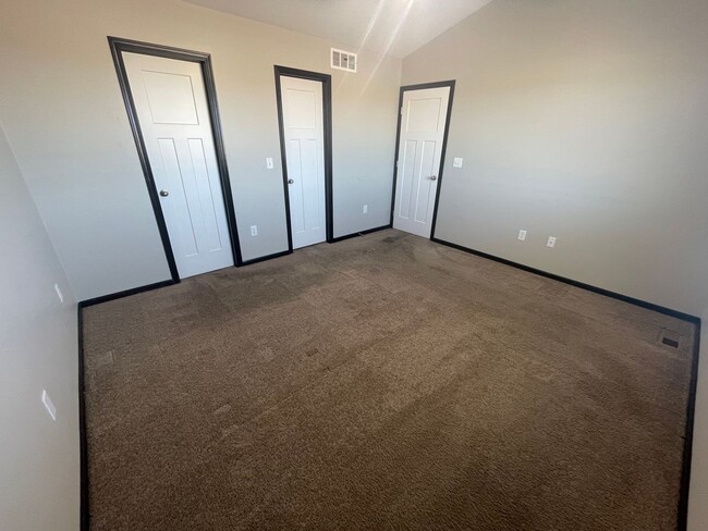 Building Photo - 2022/26 E Village Estates Dr