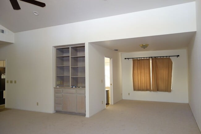 Building Photo - 105 Almond Dr