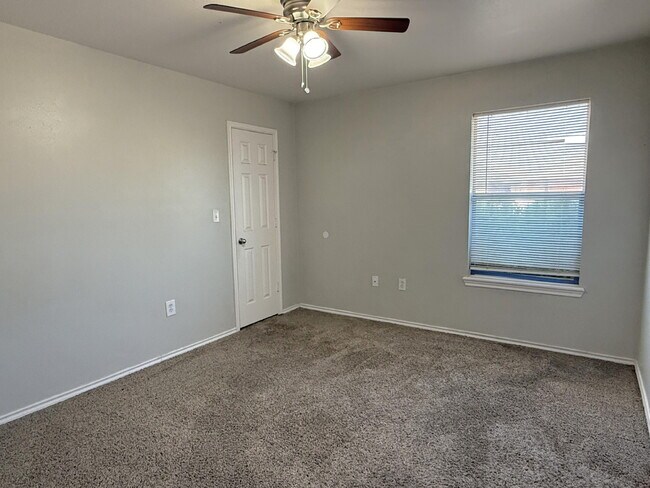 Building Photo - 304 N Brentwood Ave