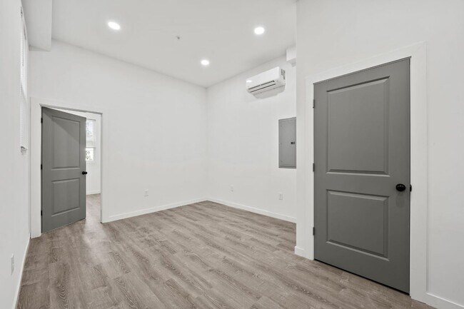 Building Photo - 1237 N 60th St