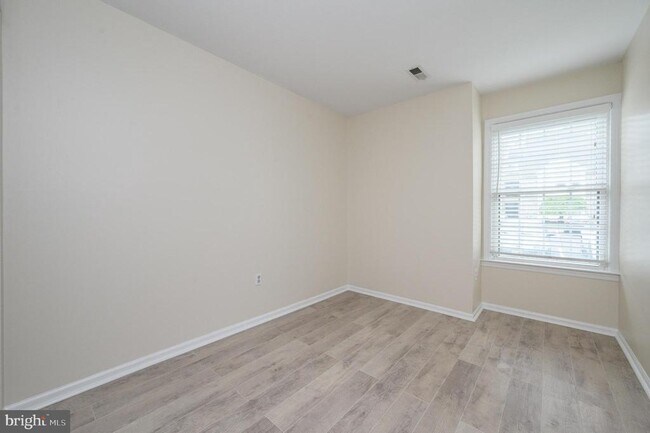 Building Photo - 17 Chelmsford Ct