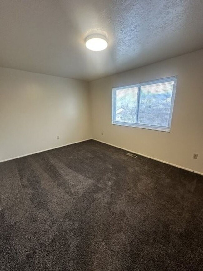 Building Photo - 700 700 W