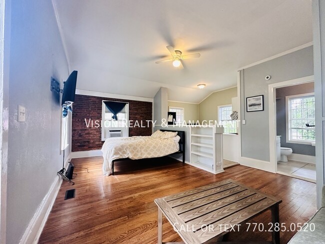 Building Photo - Beautiful Studio Apartment!