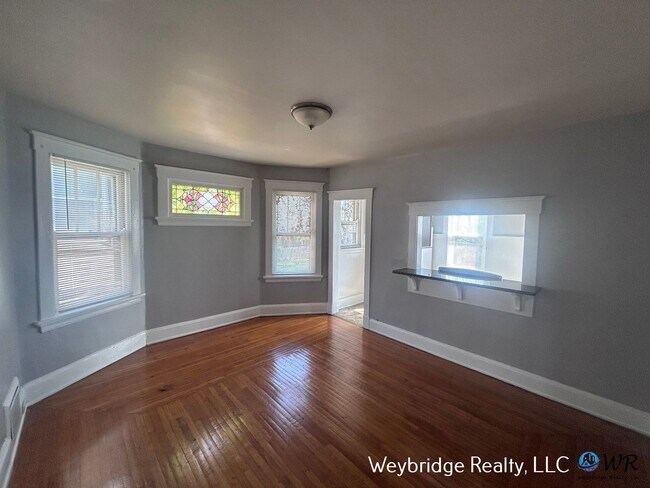 Building Photo - 862 Academy Ave