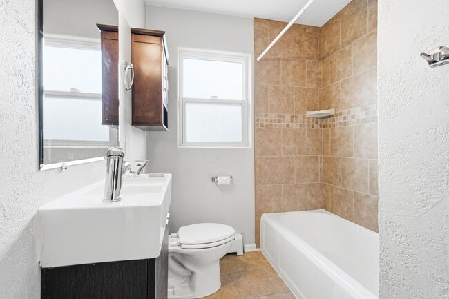 Building Photo - 3 Bed - 2 Bath home in Englewood!