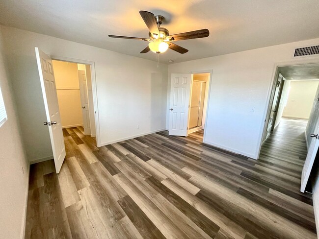 Building Photo - Beautifully Remodeled Large 3 Bedroom 2 Ba...