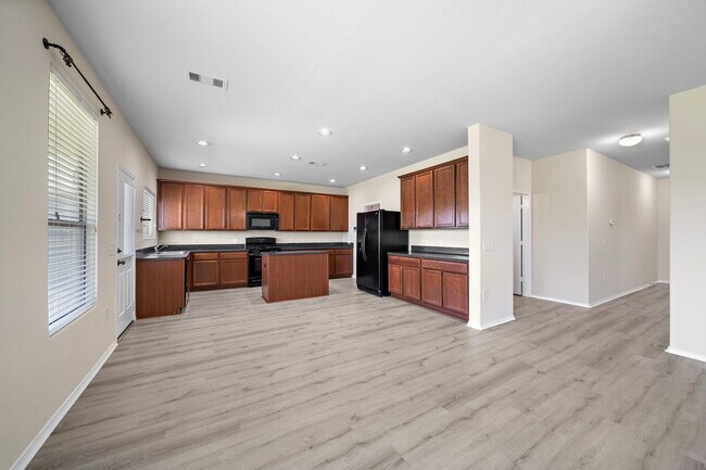 Building Photo - 1418 S Maple Dr