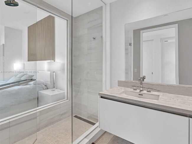 Building Photo - 700 NE 26th Terrace