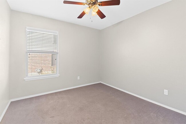 Building Photo - 220 Dolomite Dr