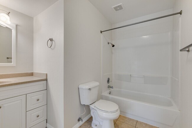 Building Photo - 2 Bedroom Townhome with 2 car attached garage in Henderson
