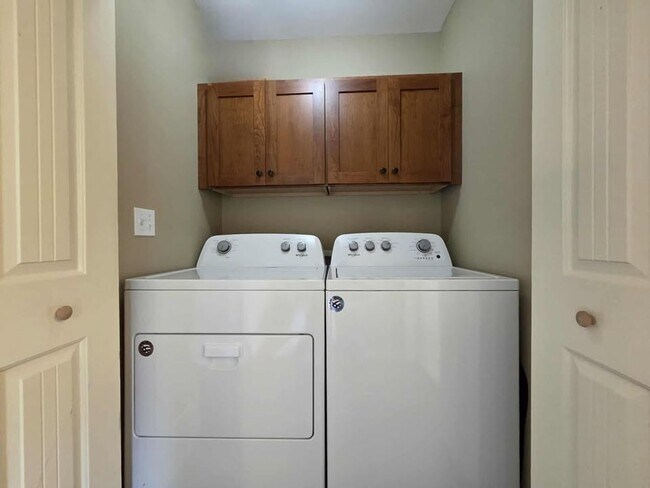 Building Photo - 3950 NE Vista del Rey Dr