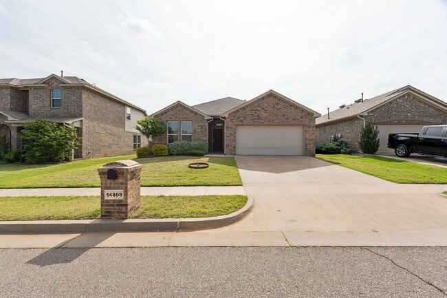 Building Photo - 3 bedroom 2 bath near Paycom!