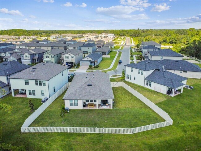 Building Photo - 9571 Little Bluestem Dr