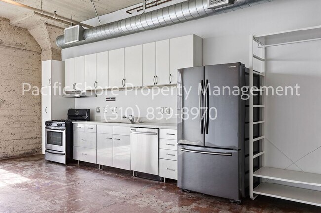 Building Photo - Large Loft with Modern Finishes at Historic Toy Factory Lofts!