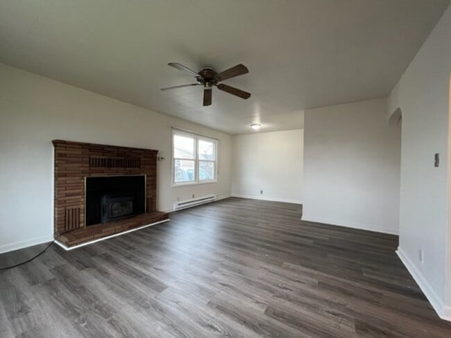 Building Photo - Charming three bedroom/one bath Medford Home | Available Now!