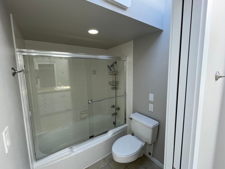 Master Bath - 16736 Shore Dr NE