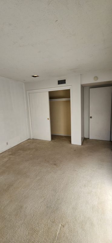 Building Photo - 223 Crown Oaks Way