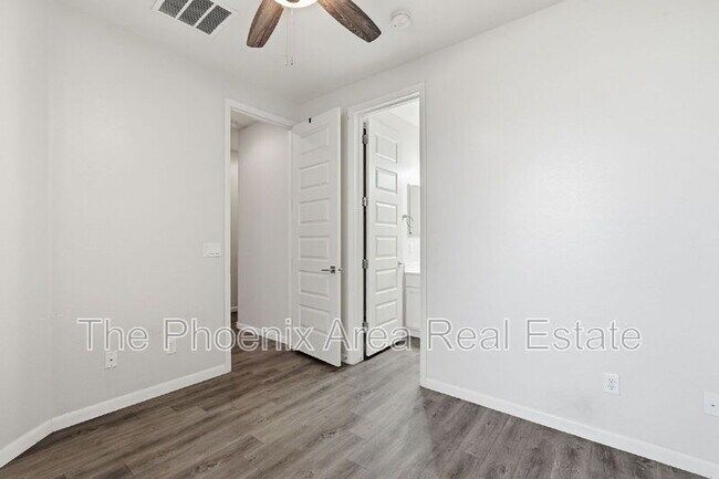 Building Photo - 2090 S Dorsey Ln
