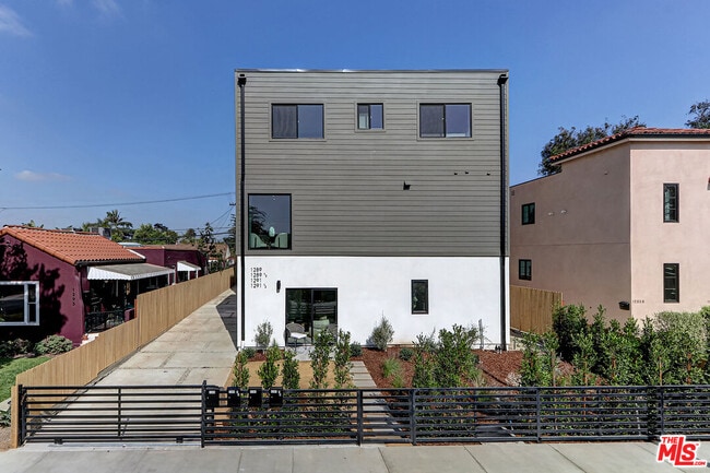 Building Photo - 1289 S Sycamore Ave