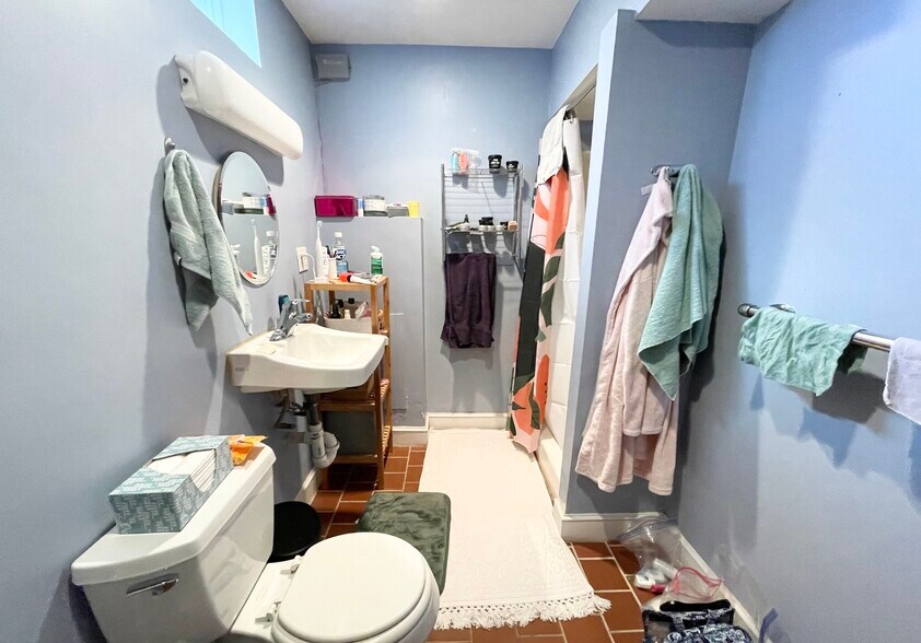 Building Photo - 17 Iroquois St