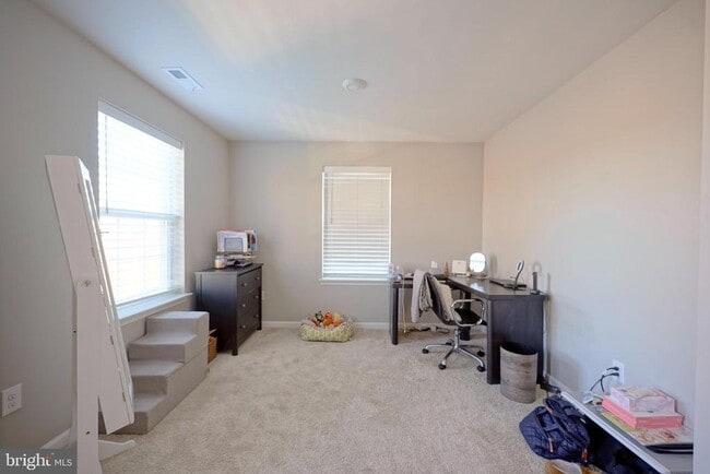 Building Photo - 65 Westmont Dr