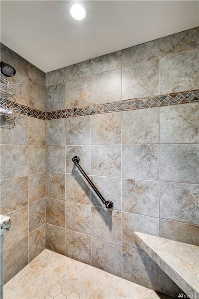 Building Photo - Amazing Views & Amazing 4 Bedroom/3 Bath H...