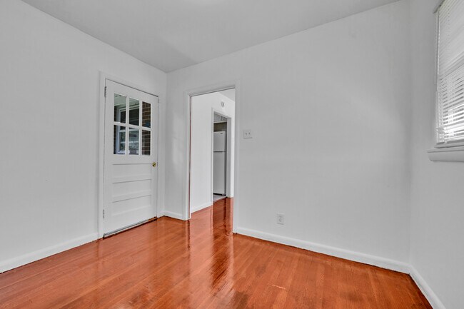 Building Photo - 204 3rd Ave