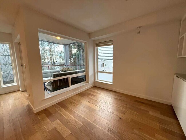 Building Photo - Two Bed Two Bath in Cap Hill (2 Parking Spaces and Storage Included!)