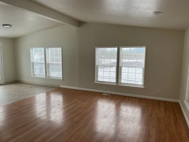 Building Photo - Lovely 3 bedroom home on property