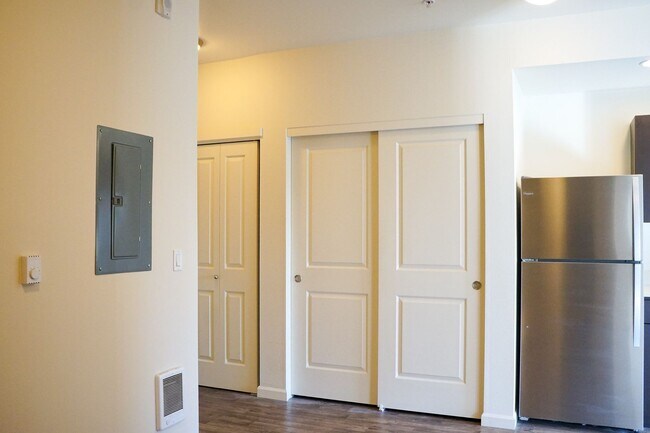 Building Photo - Love Where You Live!  Great Studio in Sellwood w APP FEES CREDITED!