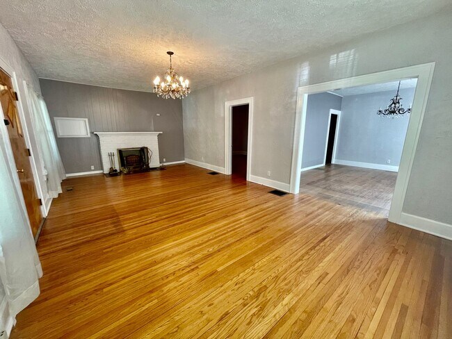Building Photo - Charming 2-Bedroom Home with Hardwood Floors & Private Driveway!