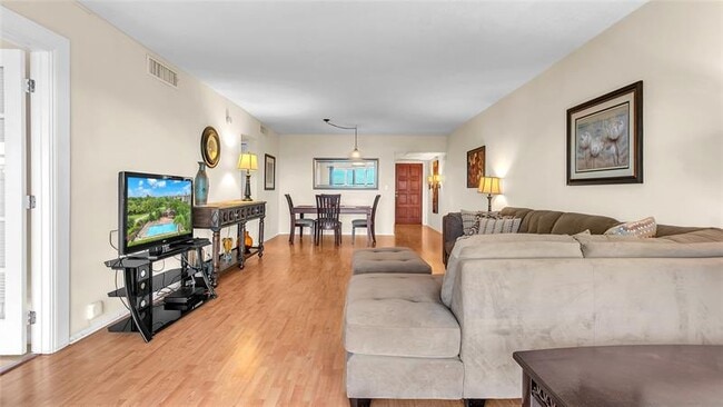 Building Photo - 3150 N Palm Aire Dr