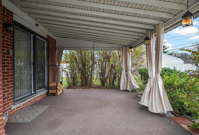 Building Photo - 2754 Northampton Dr