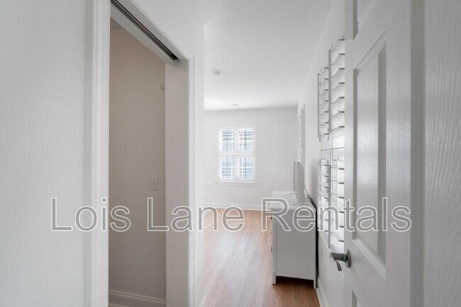 Building Photo - 5 Radcliffe Pl