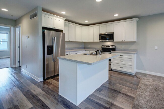 Building Photo - Spacious 2 Bed/2 Bath Condo in Prime Location