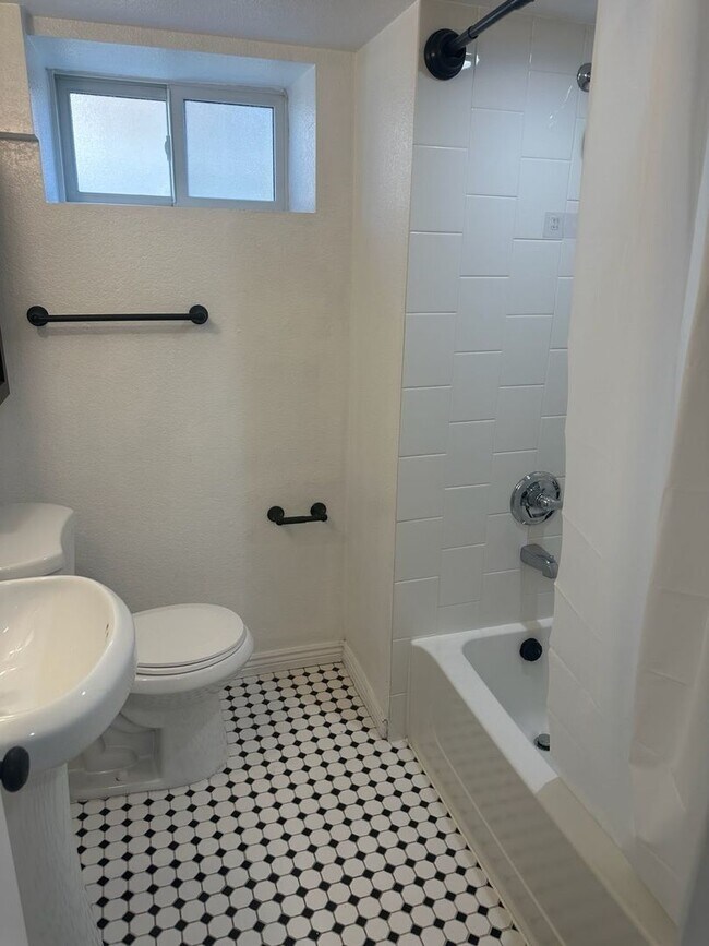 Building Photo - Wonderful updated basement apartment - Available 4/10/26