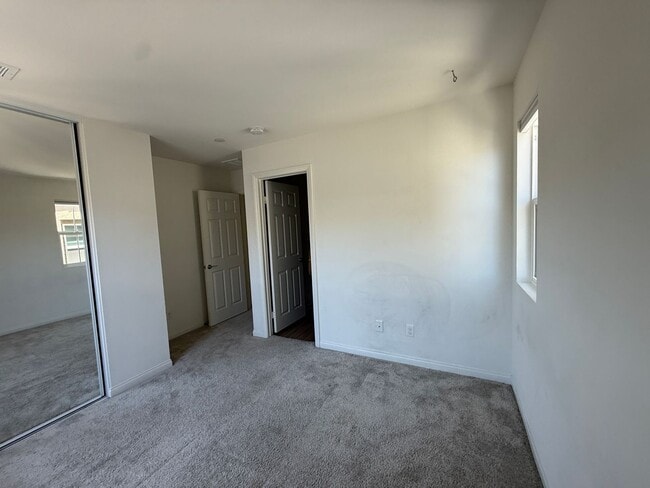 Building Photo - Luxury Townhome 3 level 2 car garage  modern kitchen must see charmer $3350