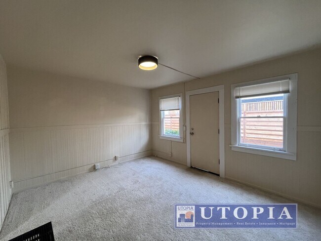 Building Photo - 204 Hollister Ave