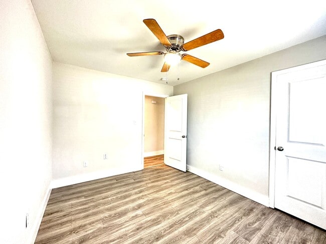 Building Photo - Gorgeous 3 Bed 1 Bath Renovated Brick Home...