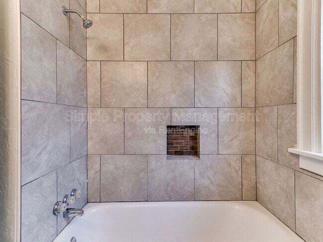 Building Photo - 946 East Dr