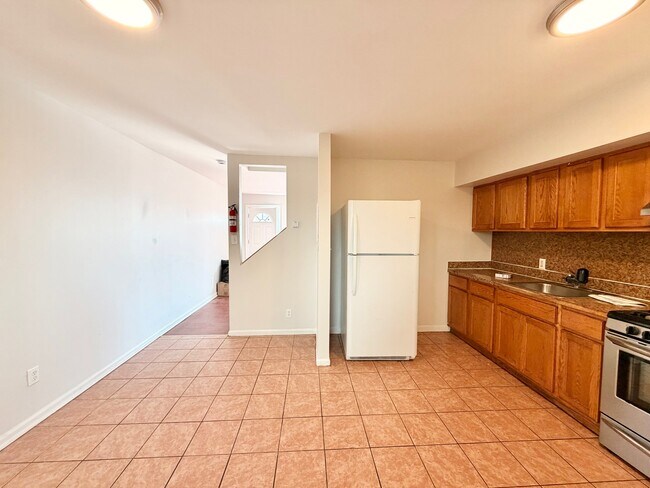 Building Photo - 813 Fisher Ave