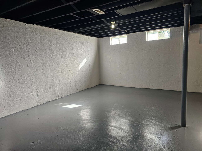 Building Photo - 3 Bedroom Ranch with Hardwood Floors, Eat-In Kitchen, Full Basement & All Appliances!