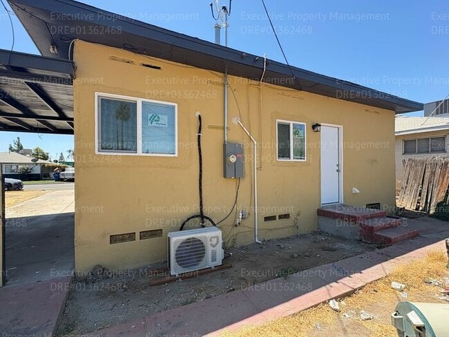 Building Photo - 1 bedroom/ 1 bathroom home with modern ame...