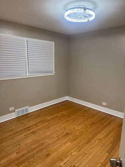 Building Photo - 8124 S Calumet Ave