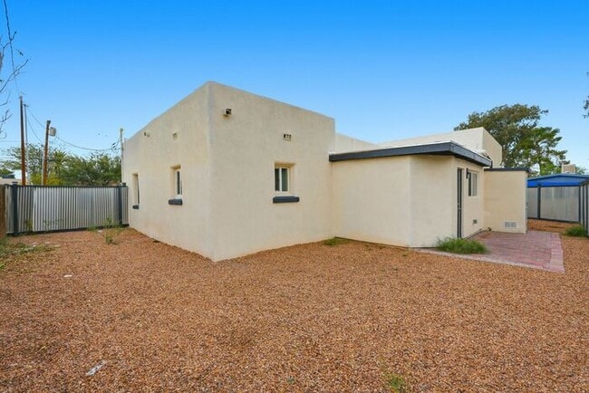 Building Photo - Bright, Fresh & Pet-Friendly — 3BR Retreat Minutes from U of A