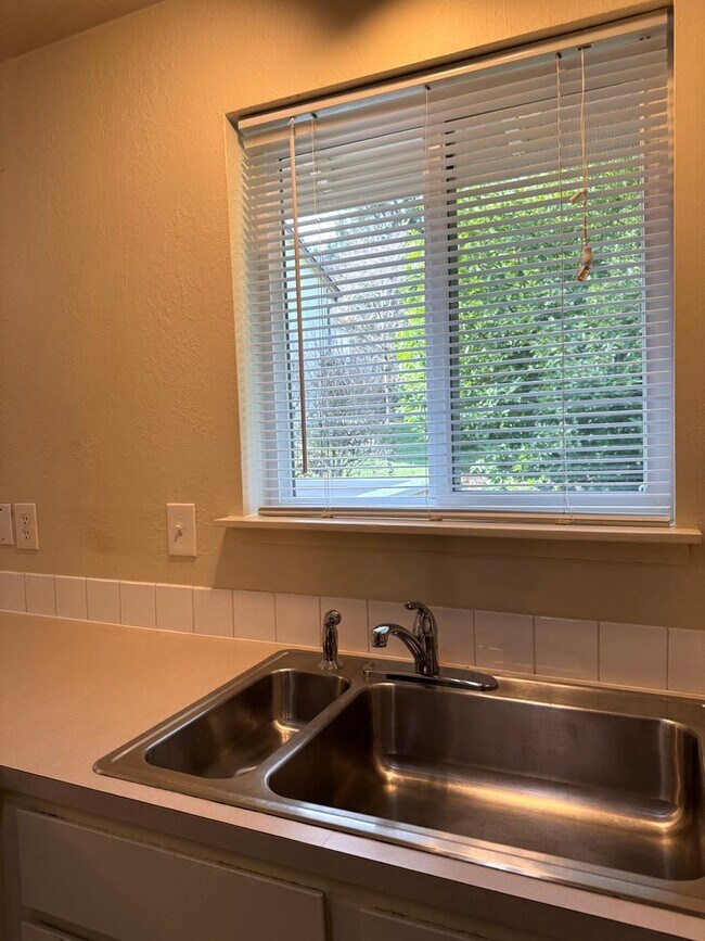 Building Photo - Silverdale - Chico Way neighborhood 3 bedroom duplex now available