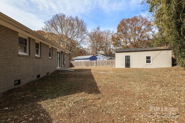 Building Photo - 815 Sharon Dr