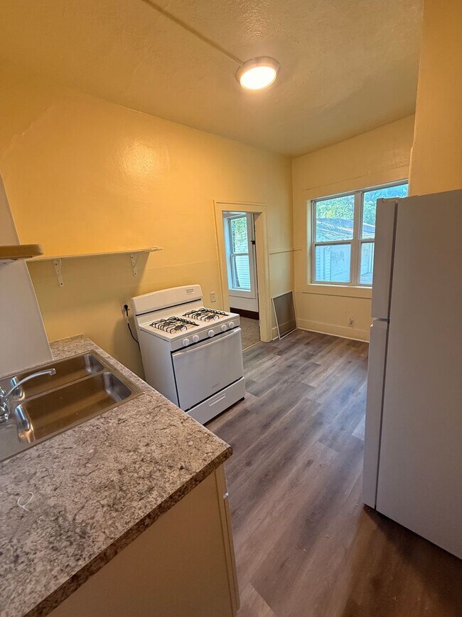 Building Photo - 2 bed 1 bath House for rent!