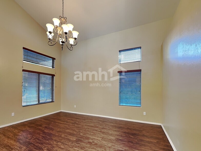 Building Photo - 433 E Penny Ln