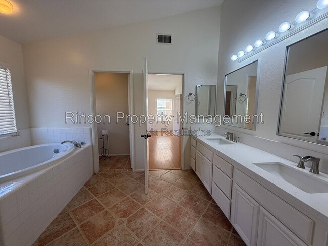 Building Photo - 4763 Templeton St